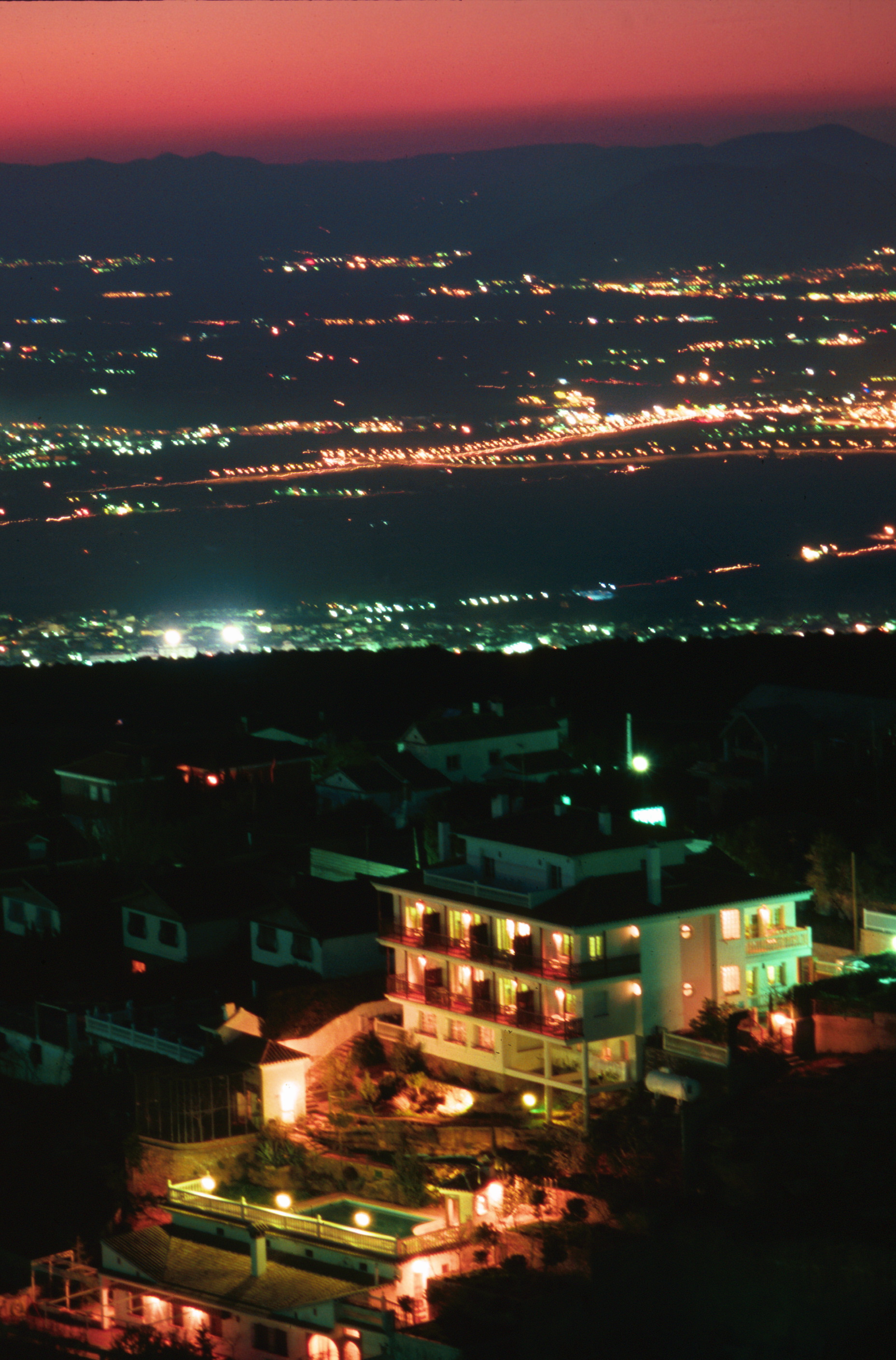 Vista nocturna de los Apartamentos al fondo el Valle del Genil
